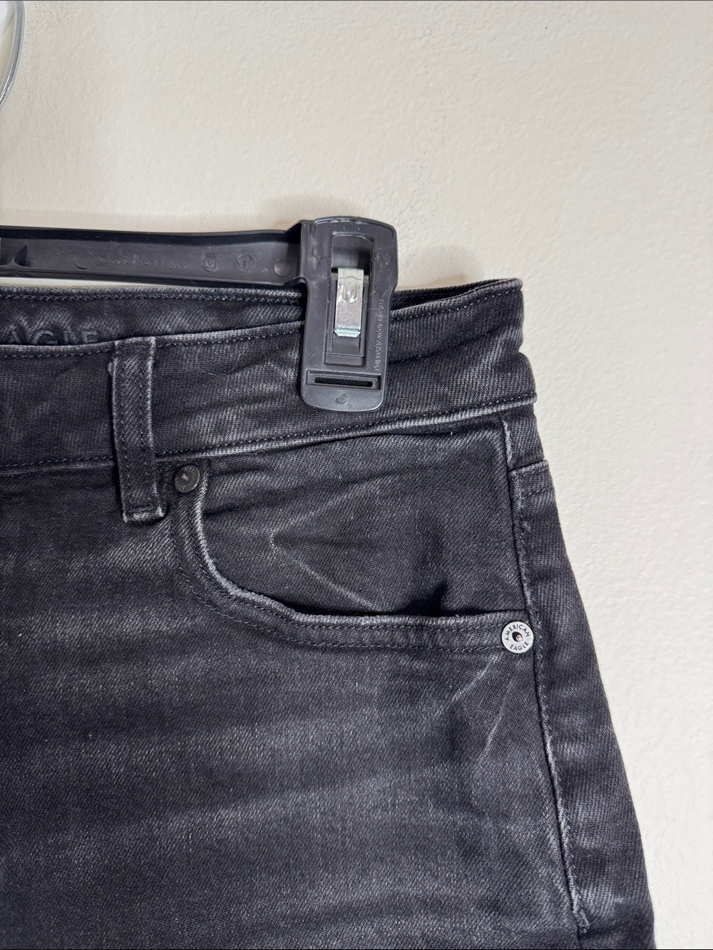 Americal Eagle Mom Raw Hem Hi-Waisted Cuffed Stretch Black Denim Shorts size 8 - Picture 4 of 11